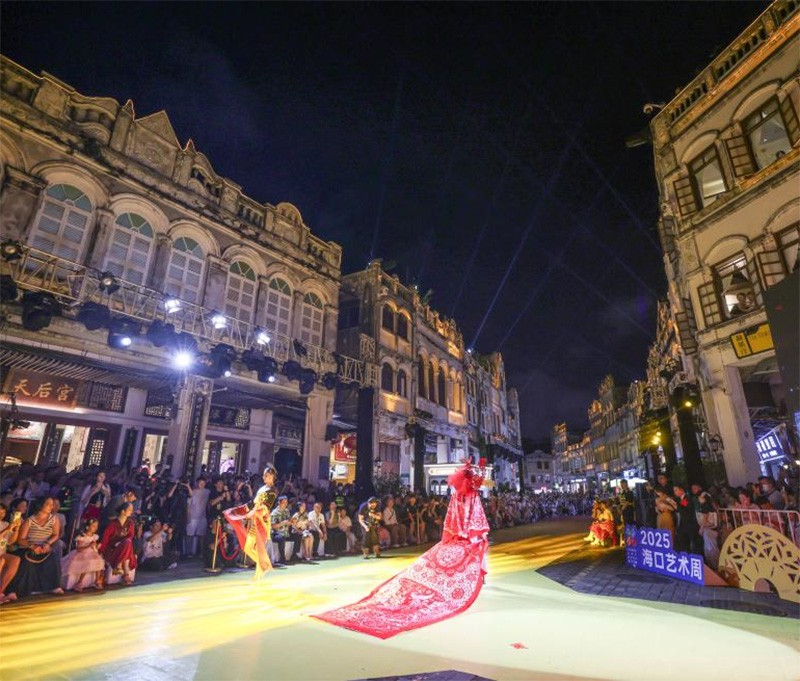 海口：非遺走秀“點靚”騎樓老街