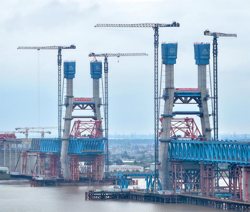 崇啟公鐵長江大橋雙主塔同日封頂