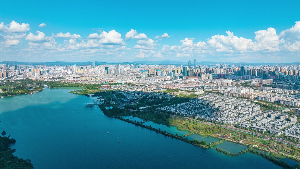 半城山水半城景 一池湖光映春城