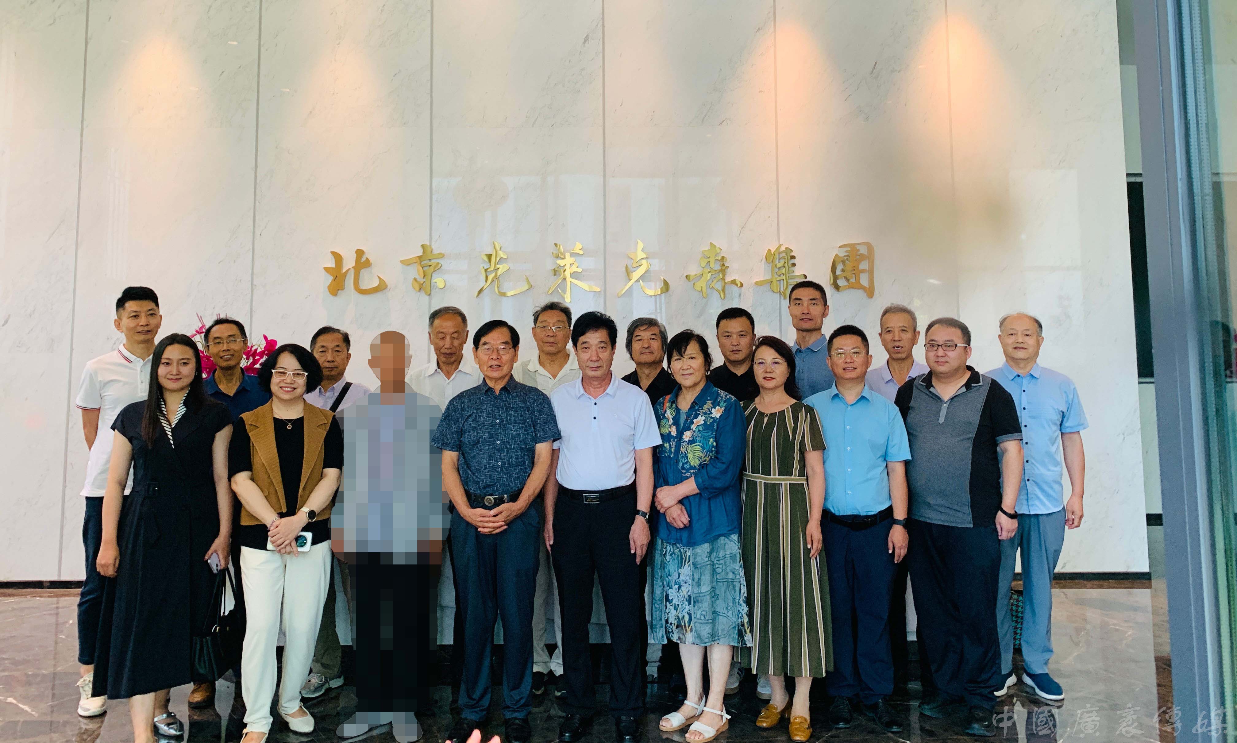 会议人员合影 2.jpg